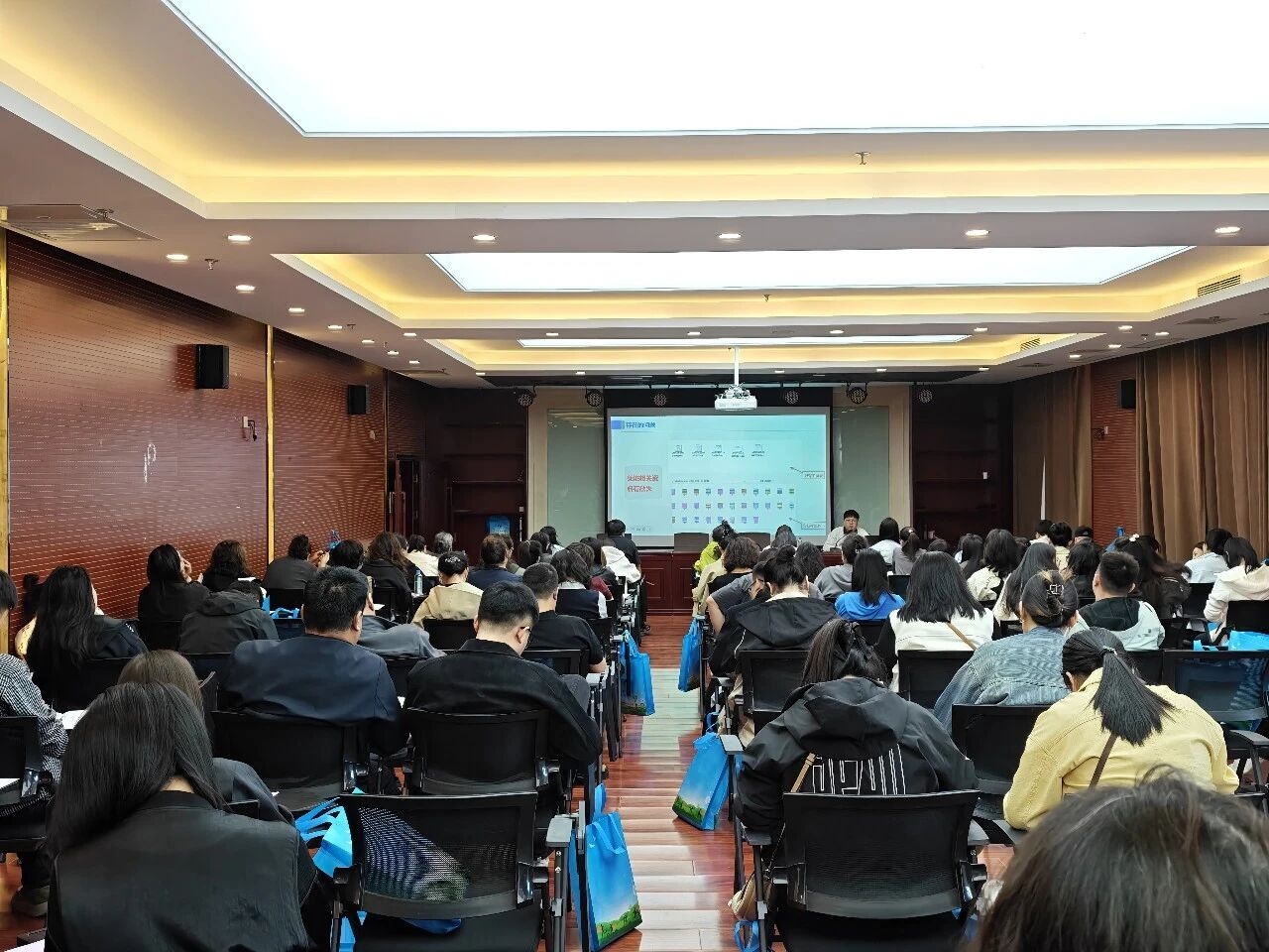 盟统计局派员赴太仆寺旗开展劳动工资统计业务培训工作