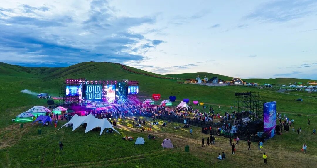 西乌珠穆沁旗瞭望山万人星空演唱会启幕！