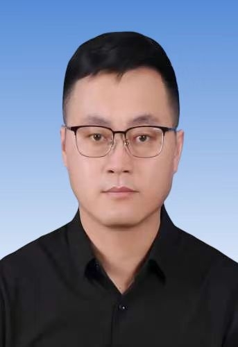 吴 伟